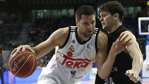 Felipe Reyes (i) postea a Todorovic. 