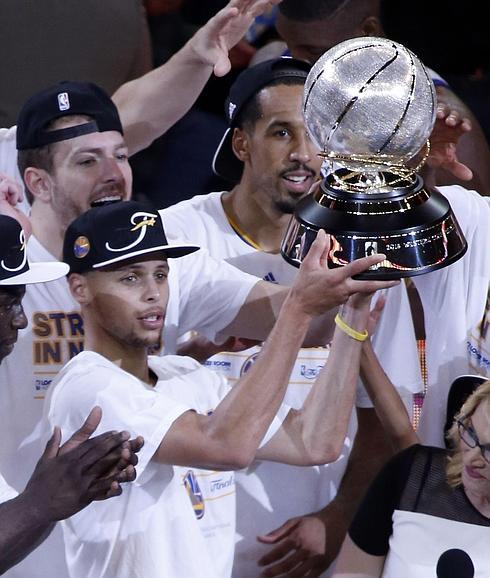 Stephen Curry, con la el trofeo de campeones de la Conferencia Oeste. 