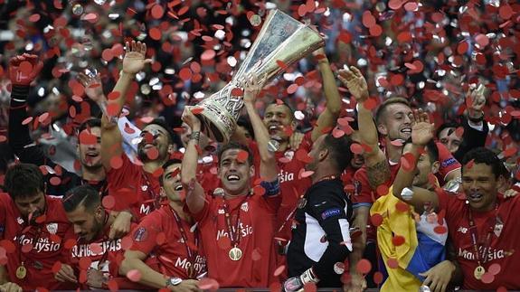 Los jugadores del Sevilla celebran el título de Europa League. 