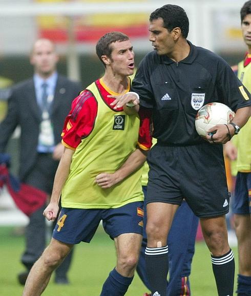 Iván Helguera (i) increpa al árbitro egipcio Gamal Al-Ghandour. 