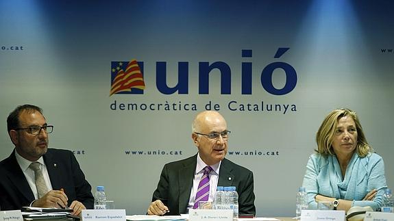 El secretario general de Unió Democràtica de Catalunya (UDC), Ramon Espadaler, el líder de la formación, Josep Antoni Duran i Lleida, y la dirigente Joana Ortega, (i-d).