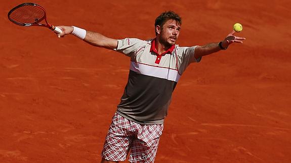 Wawrinka se dispone a golpear la pelota. 