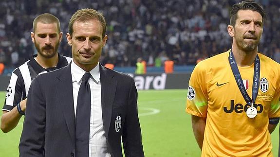 Allegri (i) se marcha del estadio tras la derrota. 