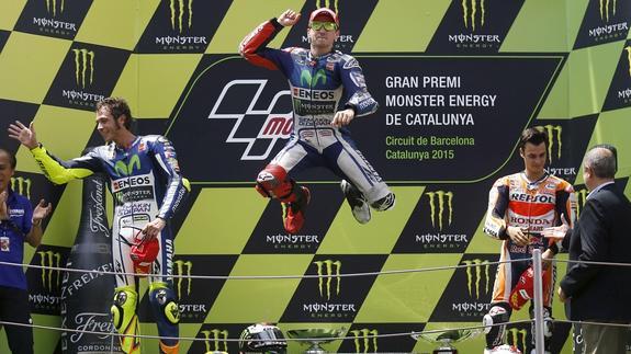 Jorge Lorenzo (c) celebra su triunfo. 