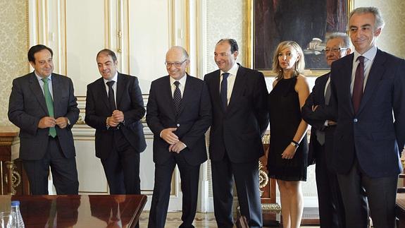 El ministro de Hacienda y los representantes de los autónomos, hoy en Madrid.