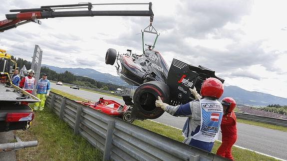 Recogida de los monoplazas tras el accidente en Austria. 