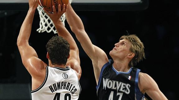 Kirilenko (d), durante un partido de los Timberwolves. 