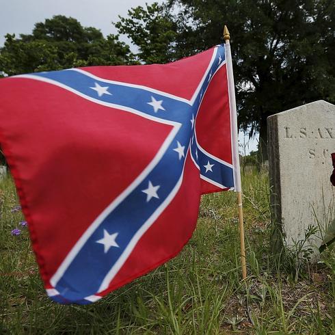 La bandera confederada, en una tumba en Carolina del Sur.