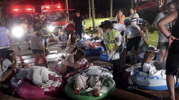 Personal de emergencias asiste a algunas de las víctimas.