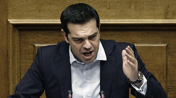 Alexis Tsipras interviene en un debate parlamentario.