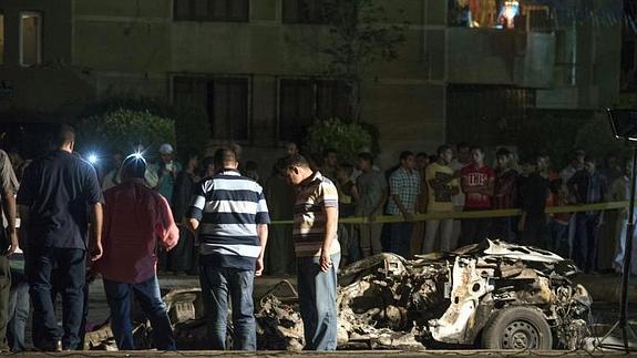 Oficiales de seguridad egipcios inspeccionan el lugar de una explosión ayer.