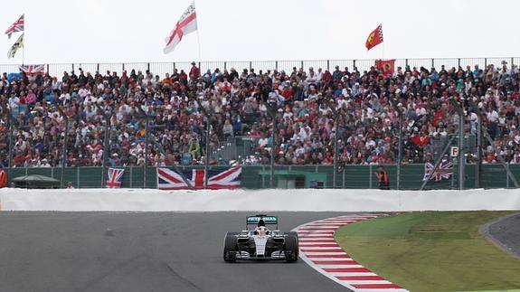 Hamilton rueda en Silverstone. 