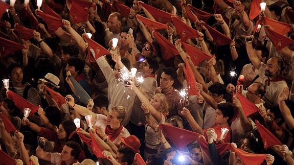 Miles de velas y pañuelos rojos despiden los Sanfermines 2015.