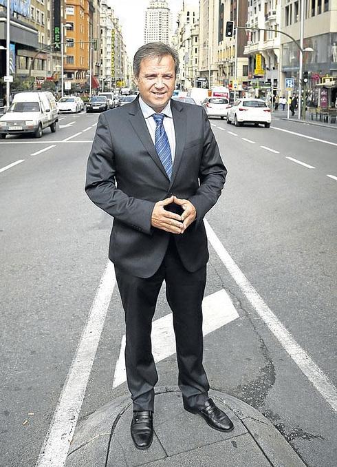 Antonio Miguel Carmona en la Gran Vía de Madrid. 