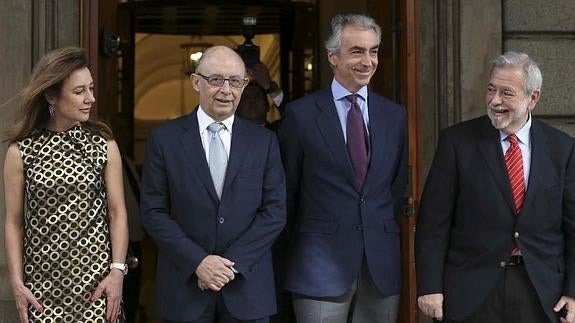 Montoro (2i), acompañado por Marta Fernández Currás (i), Miguel Ferré (2d) y Antonio Beteta (d).