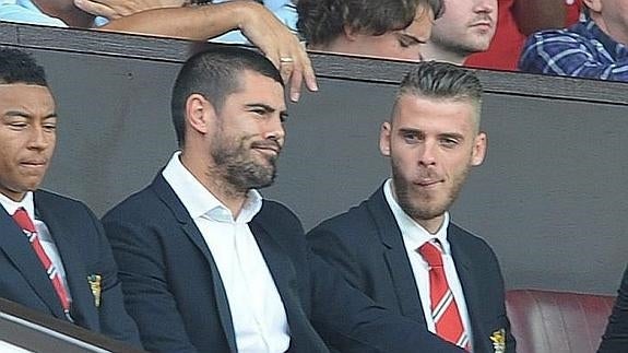 De Gea (d) junto a Víctor Valdés, en la grada. 