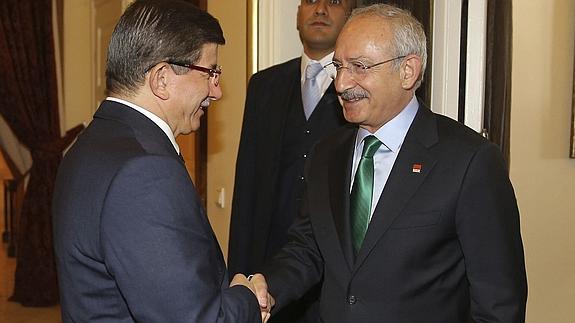 El primer ministro turco, Ahmet Davutoglu (i), y el líder de la oposición, Kemal Kiliçdaroglu, en Ankara.