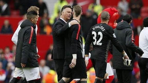 Van Gaal junto a De Gea y Valdés tras el último partido de la pasada campaña en Old Trafford