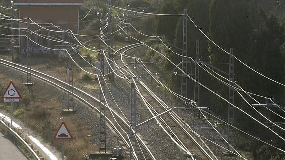 Tendido eléctrico de la catenaria del ferrocarril en Gijón.