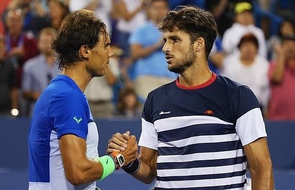 Nadal felicita a López. 