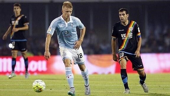 Daniel Wass (izq.) y Roberto Trashorras (der.) durante el partido. 