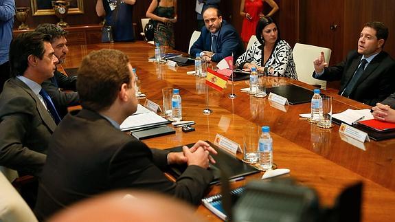 Emiliano García-Page (d) durante la reunión con el ministro de Industria, José Manuel Soria(2i).