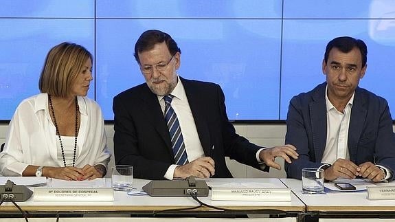 Cospedal, Rajoy y Maíllo, en la reunión de hoy.