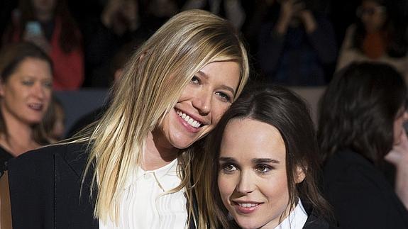 La actriz Ellen Page (d), junto a su novia, Samantha Thomas.