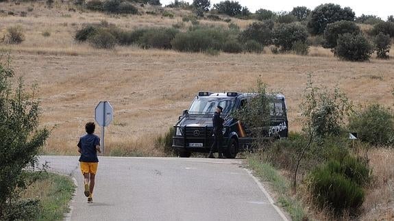 La policía científica en la zona en al que fue hallado el cadáver. 