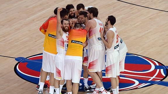 La selección celebra la victoria en la cancha. 