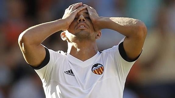 Sofiane Feghouli se lamenta de una ocasión perdida durante el partido. 