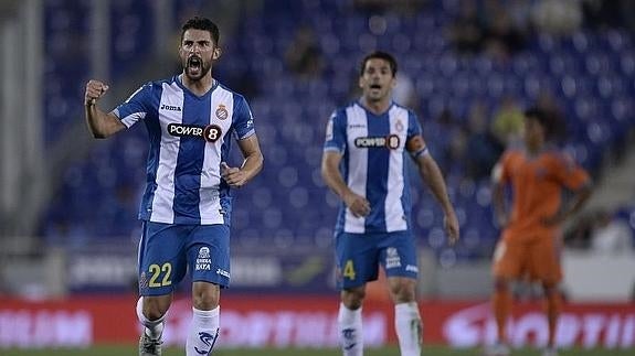 Álvaro González (izq.) celebra el gol de Víctor Sánchez (der.). 