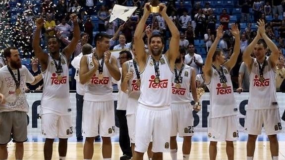 Felipe Reyes levanta la Copa Intercontinental. 