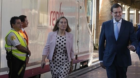 Rajoy y Ana Pastor, en la estación de Palencia.