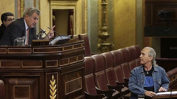 Posada expulsa a Cuadra de la tribuna.