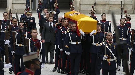 El féretro con los restos mortales del infante Carlos de Borbón, a su llegada al Monasterio de San Lorenzo de El Escorial. 