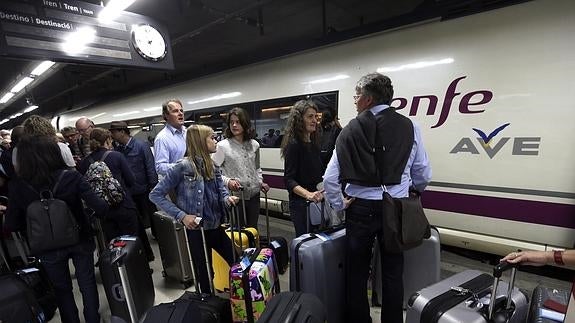 Pasajeros, hoy, en la estación de Sants.