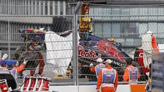 Los comisarios retiran el coche de Carlos Sainz del circuito de Sochi. 