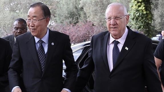 Ban Ki-moon, junto al presidente israelí, Reuven Rivlin. 