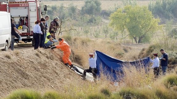 Los servicios de emergencias trabajan en la zona. 