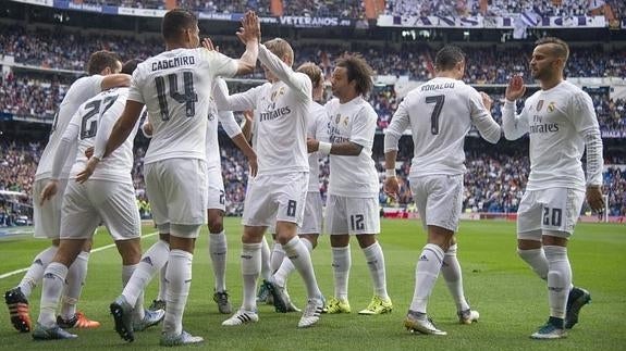 Los jugadores blancos celebran uno de los goles ante el Getafe. 