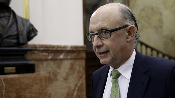 Cristóbal Montoro, en los pasillos del Congreso.