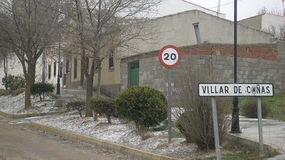 Carretera de acceso a Villar de Cañas.