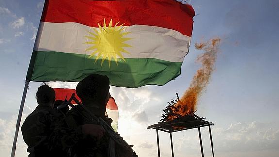 Combatientes peshmergas celebran una victoria militar.