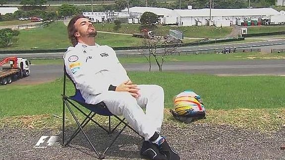 Fernando Alonso, tras abandonar otra vez en los entrenamientos. 