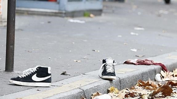 Dos zapatillas en los alrededores de Bataclan.