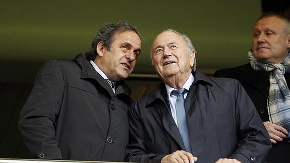 Michel Platini (i) y Joseph Blatter. 