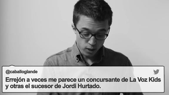 Íñigo Errejón, durante la lectura de un tuit en la campaña de Twitter.