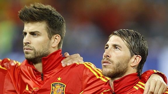 Pique (i) y Ramos (d), en un partido con la selección española. 