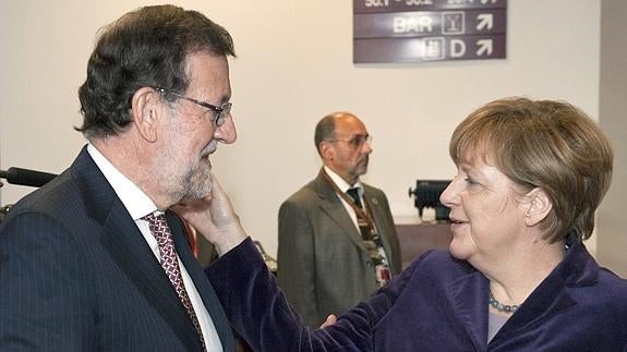 El Presidente del Gobierno español, Mariano Rajoy saluda a la Canciller de Alemana, Angela Merkel.